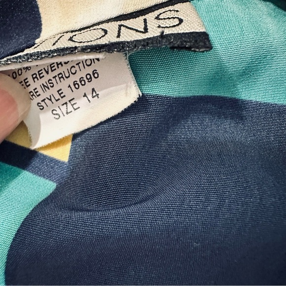 Notations vintage women's side 14 button down, geometric blouse - Picture 4 of 4